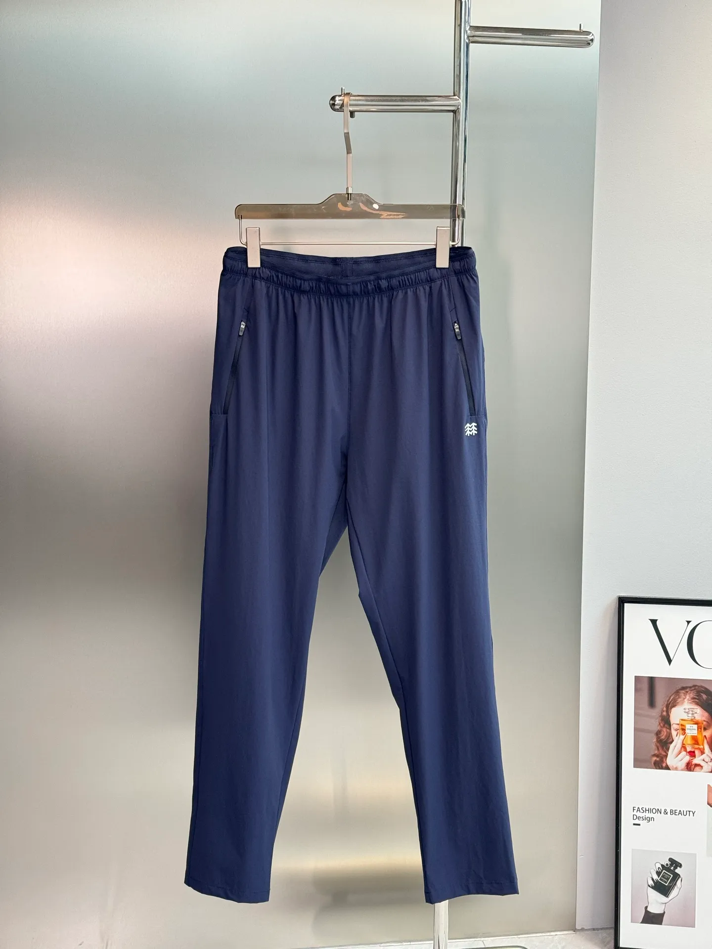190 ⚜️KOLON SPORT Kolon quick-drying trousers, Original new product recommendation❤️Sun protection, cool on contact, perfect for outdoor use! The side zipper pockets are super practical, and the three-dimensional shape of the leg brand tree is low-key and recognizable. The back waist is matched with brand letters. Slim-fitting and quick-drying outdoor fabric, Breathable and comfortable, solid color and simple Versatile, elastic waist + drawstring design, suitable for all body types, easy to control in daily commuting, sports, and outdoor, highly practical! All three standards! Color: Black.Blue.Sizes: M-2XL (L is recommended for 175/145 pounds)